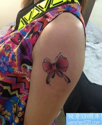 点击大图看下一张：一幅女孩子手臂小巧的蝴蝶结纹身图片