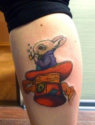 腿部一张抽烟的小兔子纹身图片
