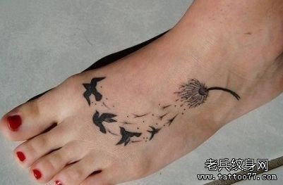 点击大图看下一张：女孩子脚背蒲公英与鸽子纹身图片