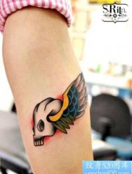 女孩子手臂一幅骷髅与翅膀纹身图片