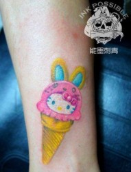 女人腿部可爱的猫咪兔子冰激凌纹身图片