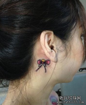 点击大图看下一张：女孩子耳部小巧流行的蝴蝶结纹身图片