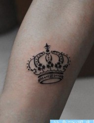 女孩子手臂流行的图腾皇冠纹身图片