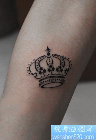 点击大图看下一张：女孩子手臂流行的图腾皇冠纹身图片