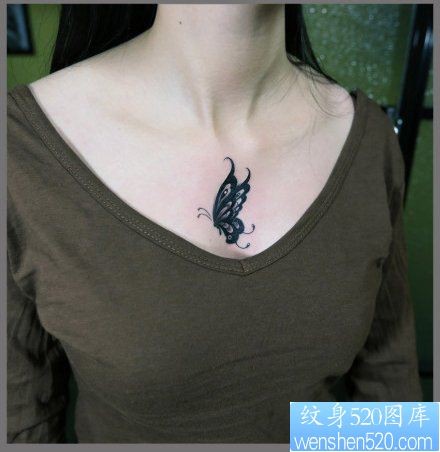 点击大图看下一张：女孩子胸前唯美好看的图腾蝴蝶纹身图片