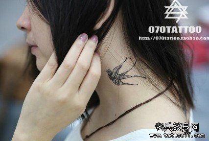 点击大图看下一张：女孩子脖子处好看的图腾燕子纹身图片