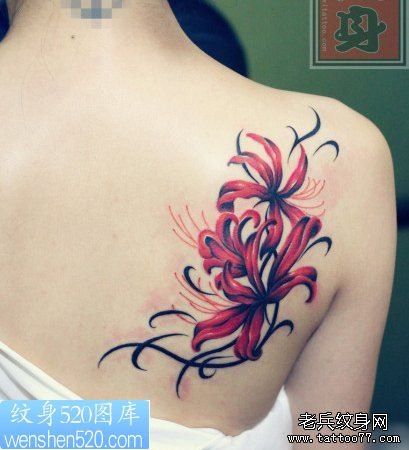 点击大图看下一张：女生肩背精美的彼岸花纹身图案