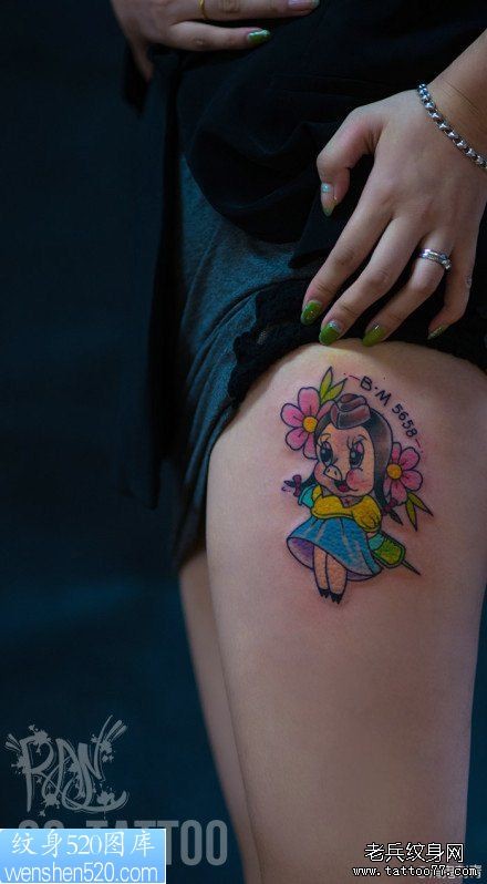 点击大图看下一张：女生腿部可爱潮流的卡通小猪纹身图案