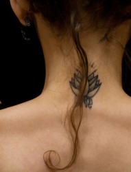 一幅女生肩部骷髅蝴蝶纹身图案
