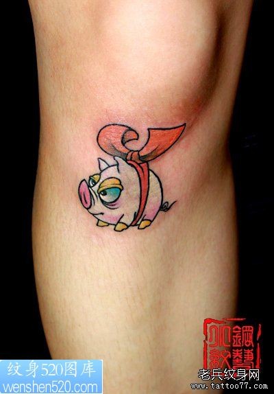点击大图看下一张：腿部可爱的小猪纹身图案