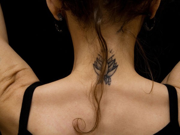 点击大图看下一张：颈部漂亮唯美的莲花纹身
