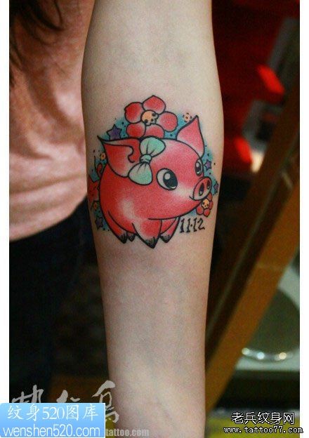 点击大图看下一张：女生手臂可爱经典的小猪纹身图案