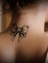 女孩颈部小小的蝴蝶结纹身