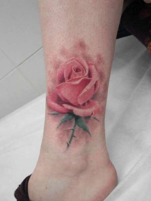 点击大图看下一张：脚踝部漂亮的玫瑰纹身