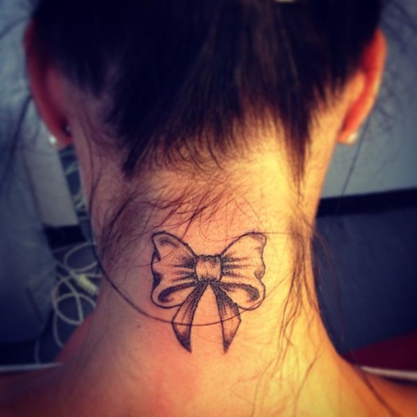 点击大图看下一张：女孩颈部小小的蝴蝶结纹身