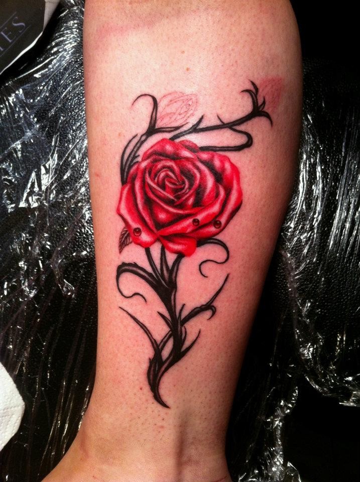 点击大图看下一张：脚踝部漂亮的玫瑰纹身图4