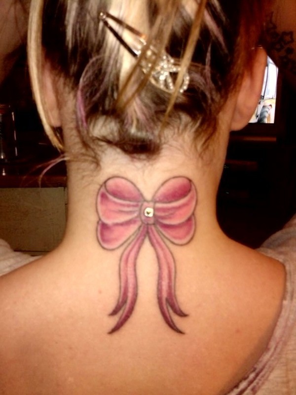 点击大图看下一张：女孩颈部小小的蝴蝶结纹身图2