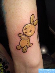 腿部彩色兔子纹身图案