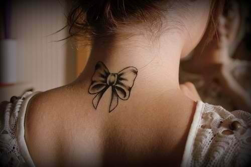 点击大图看下一张：女孩颈部小小的蝴蝶结纹身图4