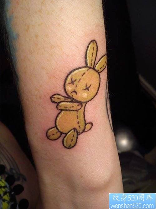 点击大图看下一张：腿部彩色兔子纹身图案