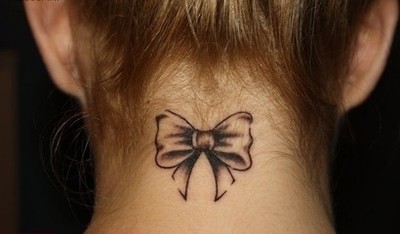 点击大图看下一张：女孩颈部小小的蝴蝶结纹身图5