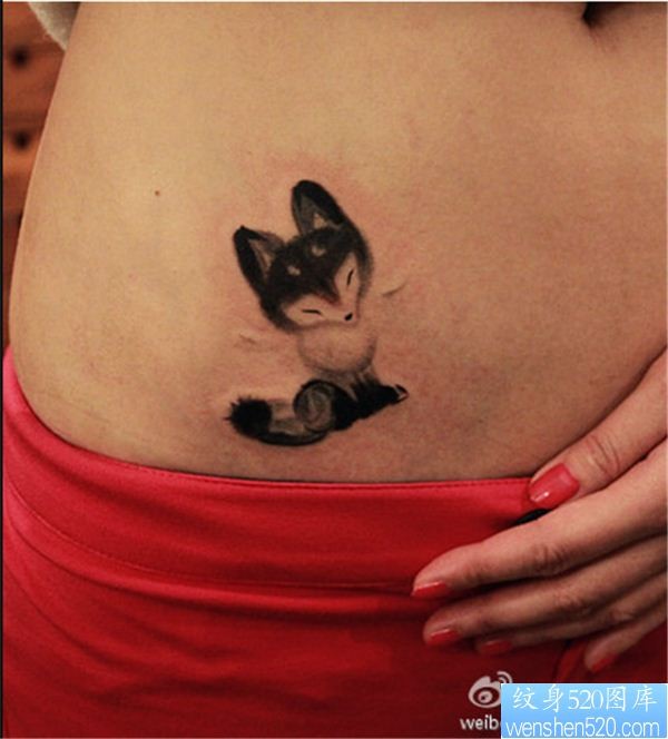 点击大图看下一张：一款女性腰部狐狸纹身图案