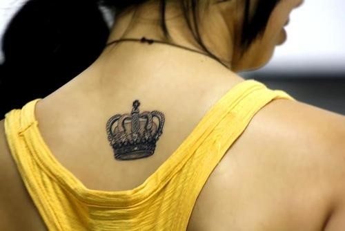 点击大图看下一张：女孩子背部潮流的皇冠纹身图5