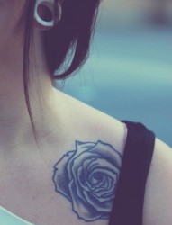 女生肩部漂亮的纹身图案