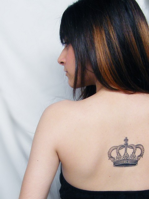 点击大图看下一张：女孩子背部非常可爱小巧的纹身图案图4