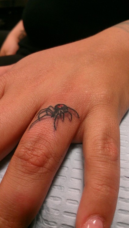 点击大图看下一张：手指上唯美漂亮的蜘蛛纹身图4