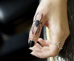 点击大图看下一张：手指上唯美漂亮的蜘蛛纹身图5