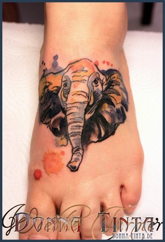 点击大图看下一张：脚背上可爱的大象纹身图2