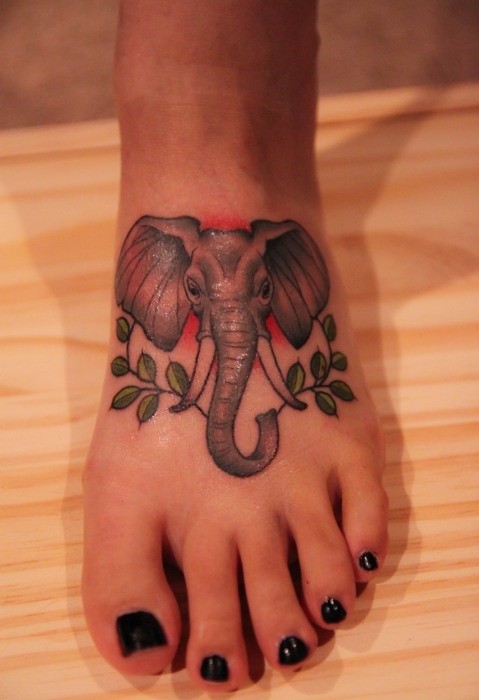 点击大图看下一张：脚背上可爱的大象纹身