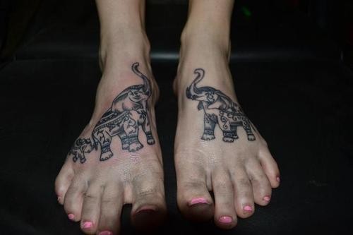点击大图看下一张：脚背上可爱的大象纹身图3