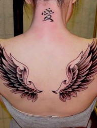 女生背部好看的小翅膀纹身