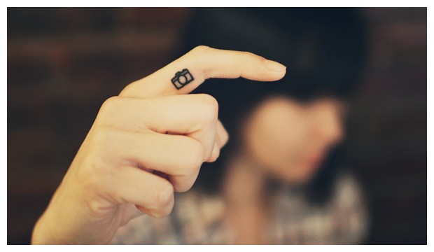 点击大图看下一张：手指上漂亮小小的相机纹身图2