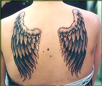 点击大图看下一张：女生背部好看的小翅膀纹身
