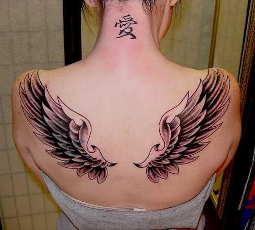 点击大图看下一张：女生背部好看的小翅膀纹身图4