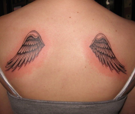 点击大图看下一张：女生背部好看的小翅膀纹身图5