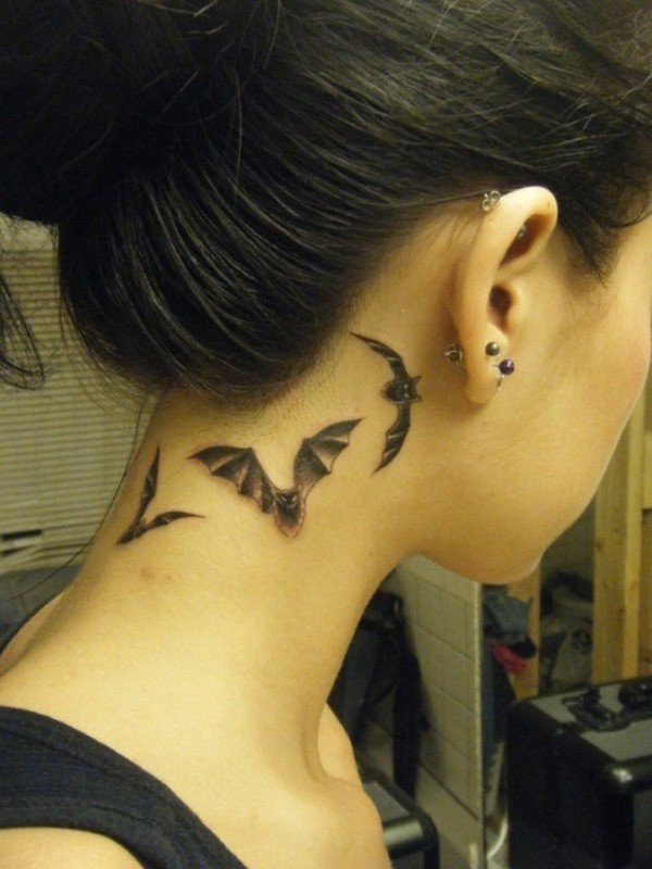 点击大图看下一张：女生颈部超有个性的蝙蝠纹身