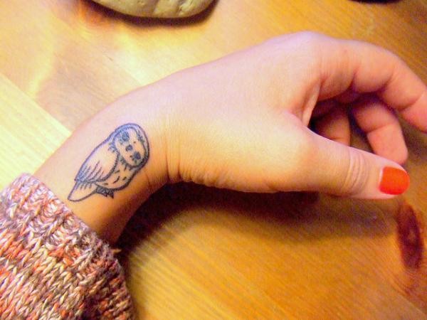 点击大图看下一张：手腕上呆呆可爱的猫头鹰纹身图3
