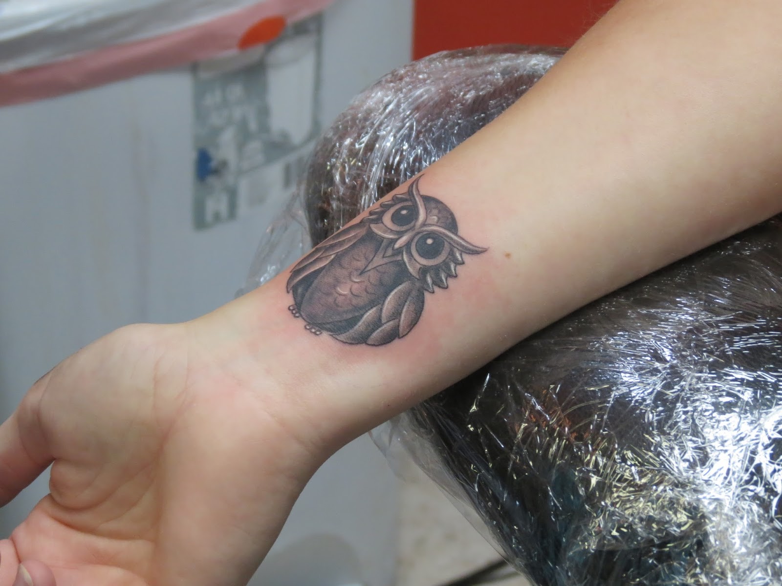 点击大图看下一张：手腕上呆呆可爱的猫头鹰纹身图2