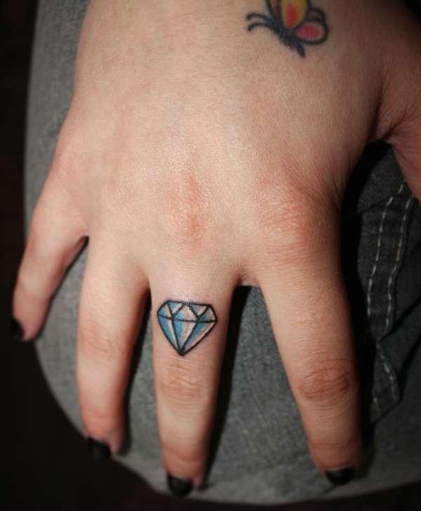 点击大图看下一张：手指上漂亮好看的小小钻石纹身