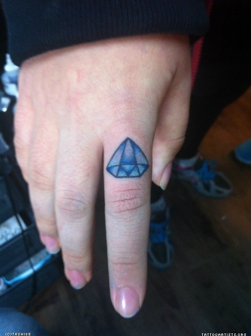 点击大图看下一张：手指上漂亮好看的小小钻石纹身图4
