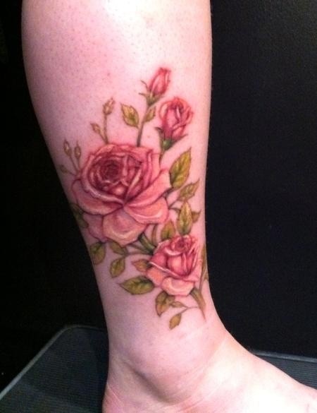 点击大图看下一张：脚踝部漂亮唯美的玫瑰纹身