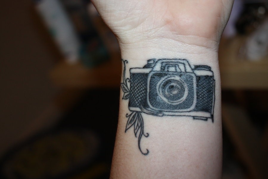 点击大图看下一张：手腕好看时尚的相机纹身图4