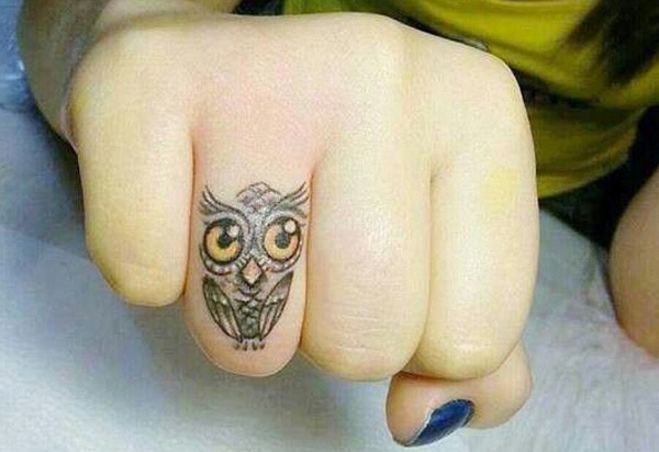 点击大图看下一张：手指上可爱的猫头鹰纹身