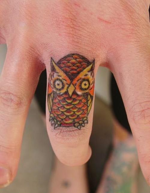点击大图看下一张：手指上可爱的猫头鹰纹身图2