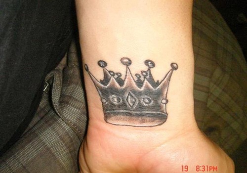 点击大图看下一张：手腕漂亮的适合女孩子的皇冠纹身图5