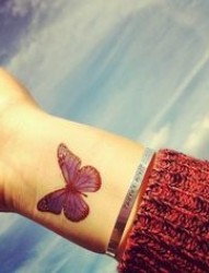 手腕处漂亮唯美的蝴蝶纹身